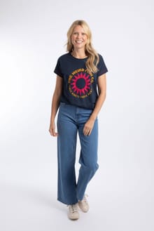 Sun Rays Front Print Graphic T-Shirt Navy